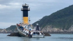[포토뉴스] 등대암초에 좌초된 선박, 태안해경 구조 