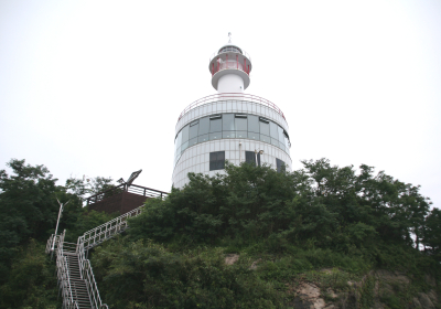 눈 덮인 설악산 비경과 동해바다 조망하는 속초등대