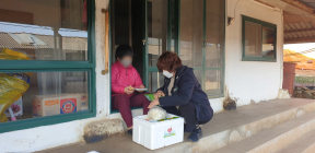 설만큼은 우리 함께 보내요…사랑의 떡국 꾸러미 전달