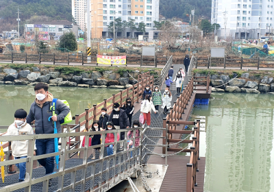 [포토뉴스] 거제 수월 유수지 부교 안전통행 확보